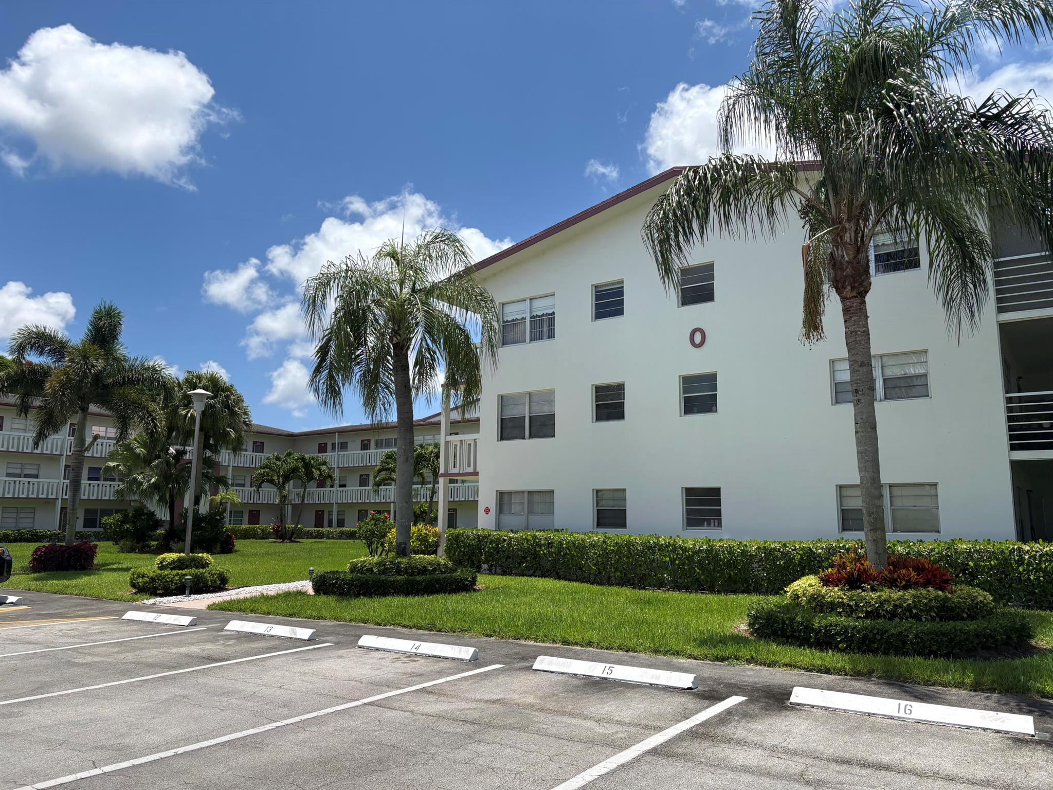 SPECIAL PRICE CAN BE RENTED NO WAITING Nice 2nd floor, with central air 2 bedroom 1 1/2 bath inside corner. Laminate flooring throughout. Newer appliances, . updated club house with full facilities. indoor and outdoor pools , gym , card room , hobby room, tennis Ct ,theater, and Community bus will take you to shops etc. 24 hour man gated entrance. This is over 55 plus community . Internet cable bus included in maintence.
