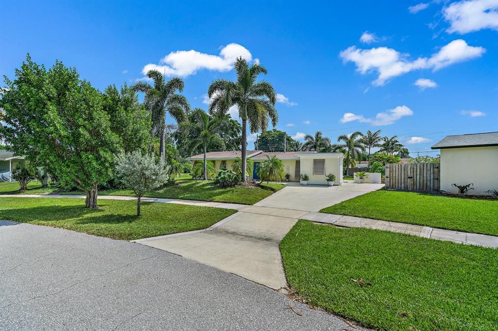 Photo of 929 Dogwood Road Rd, North Palm Beach, FL 33408 (MLS # R10751517)