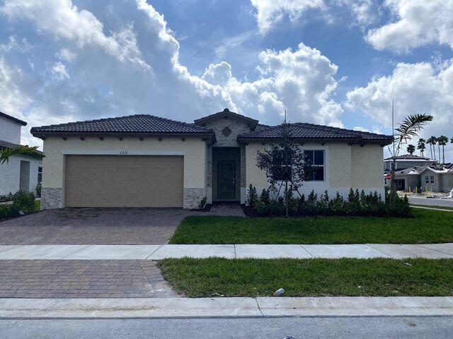 Beautiful new house. Close to shops. Good schools. The property has a separate entrance for an in-law apartment which is part of the same rental
