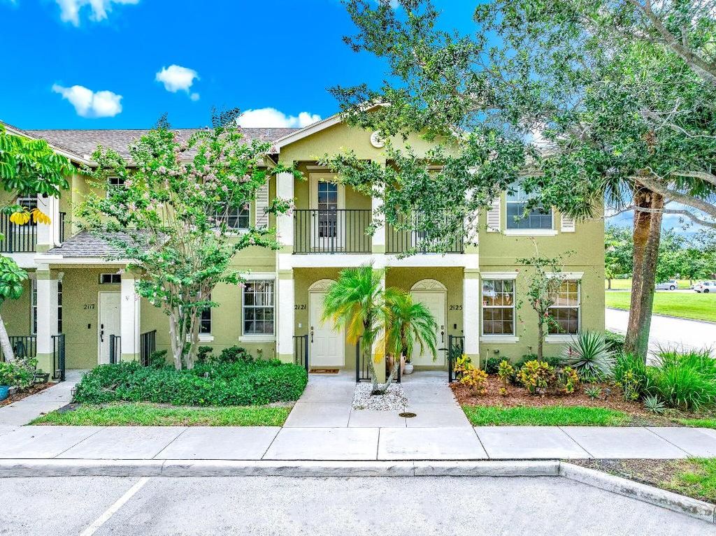 Photo of 2121 SE Glen Ridge Drive, Port Saint Lucie, FL 34952 (MLS # R10996603)