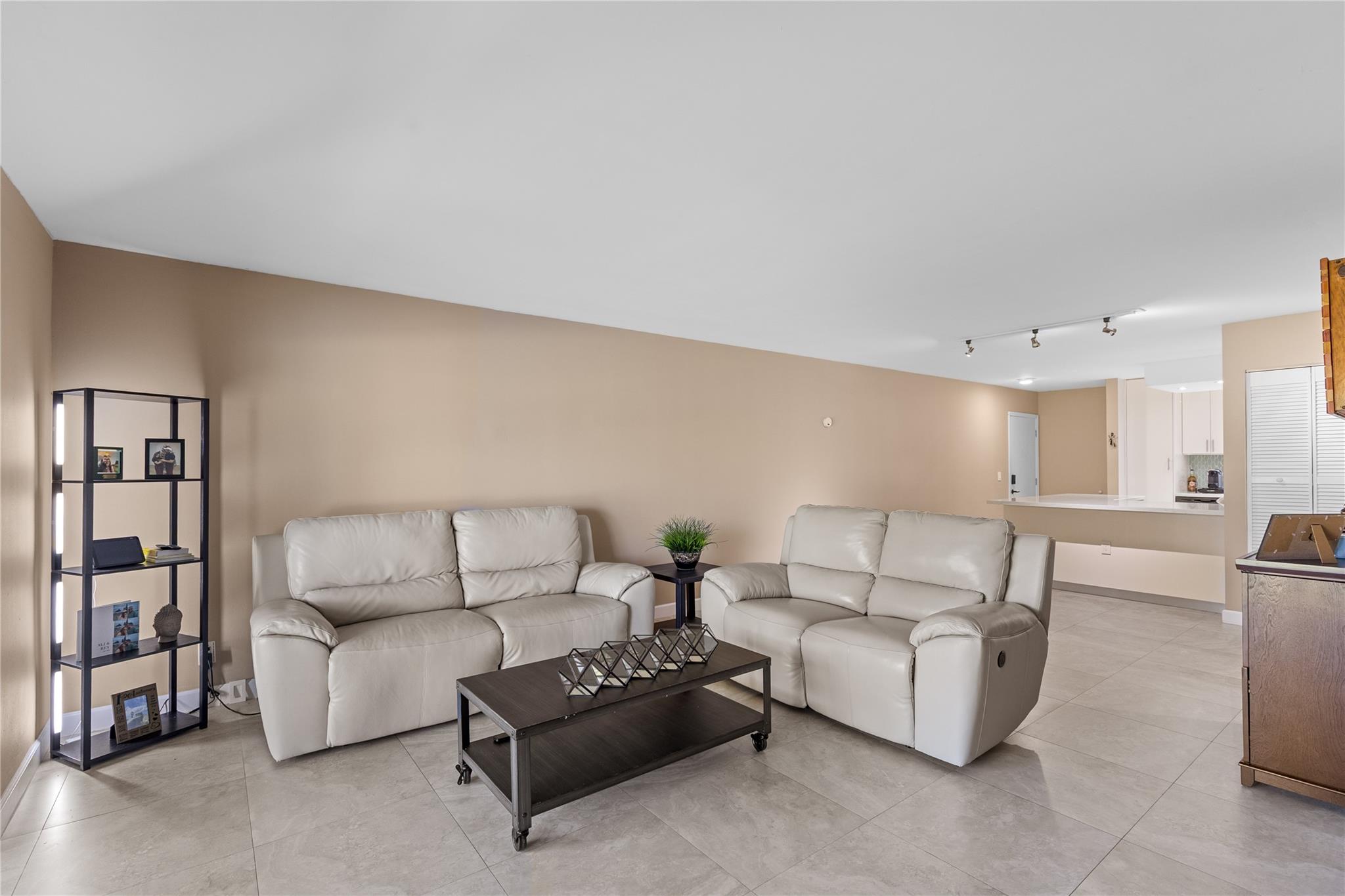 8511 Old Country Mnr 408, Davie, FL, 33328/$285,000 4 8511 Old Country Mnr 408