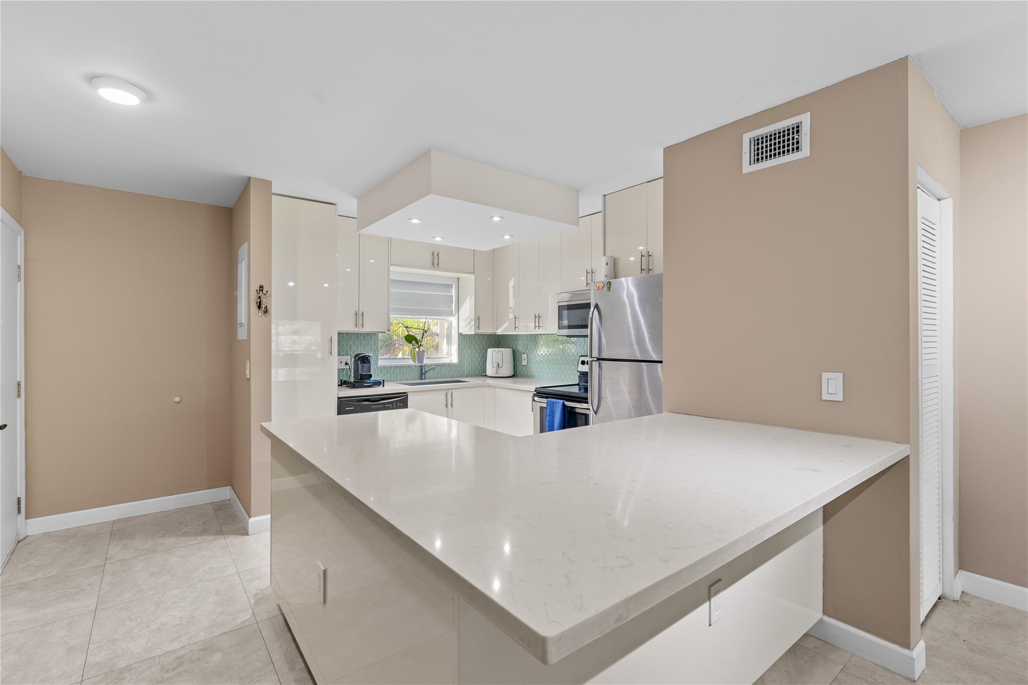 8511 Old Country Mnr 408, Davie, FL, 33328/$285,000 3 8511 Old Country Mnr 408