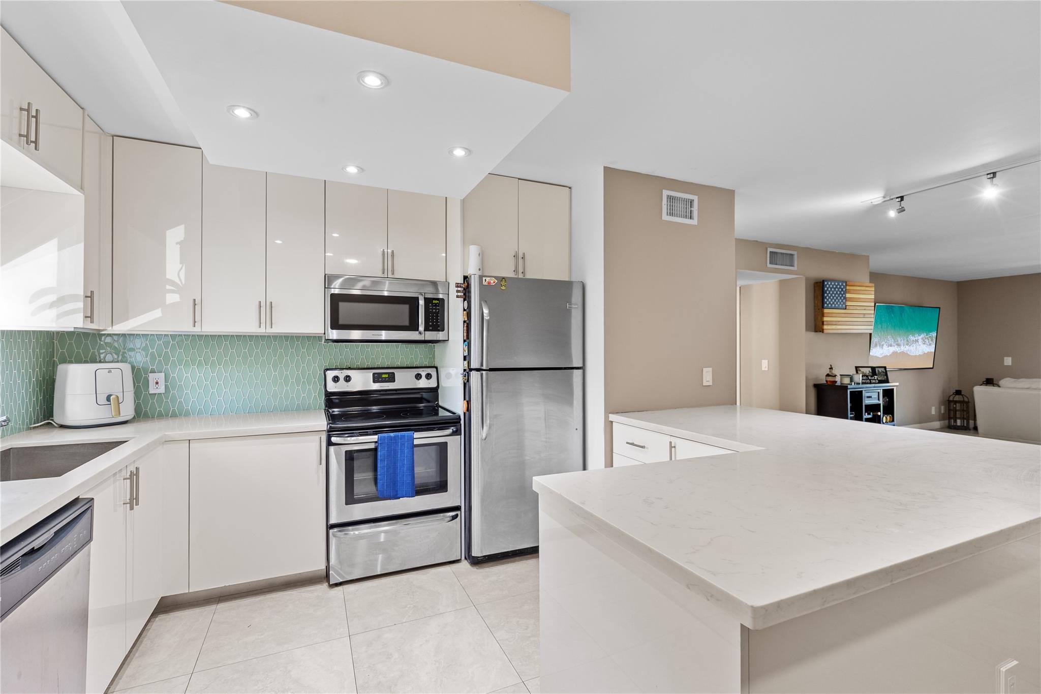 8511 Old Country Mnr 408, Davie, FL, 33328/$285,000 2 8511 Old Country Mnr 408