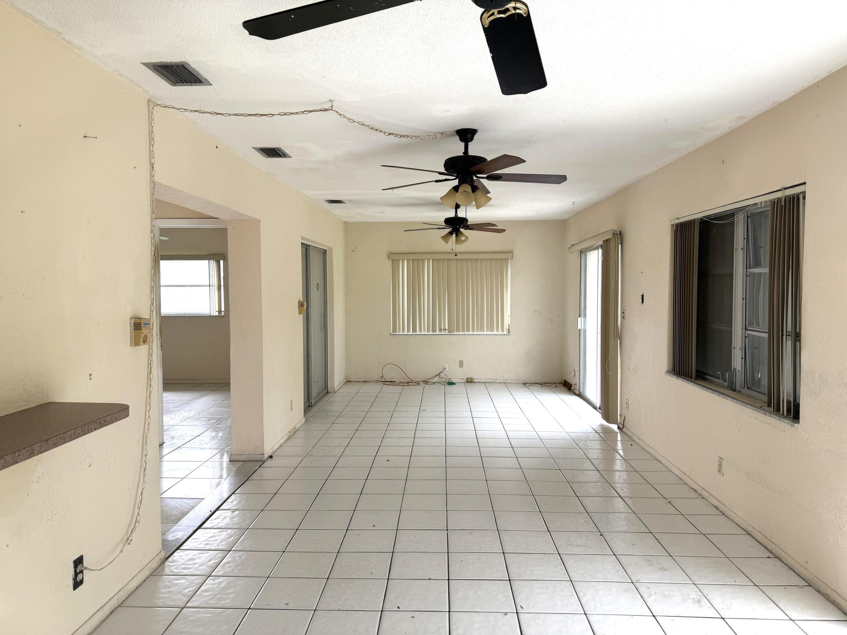 9210 NW 73rd Street, Tamarac, FL, 33321/$356,000 2 9210 NW 73rd Street