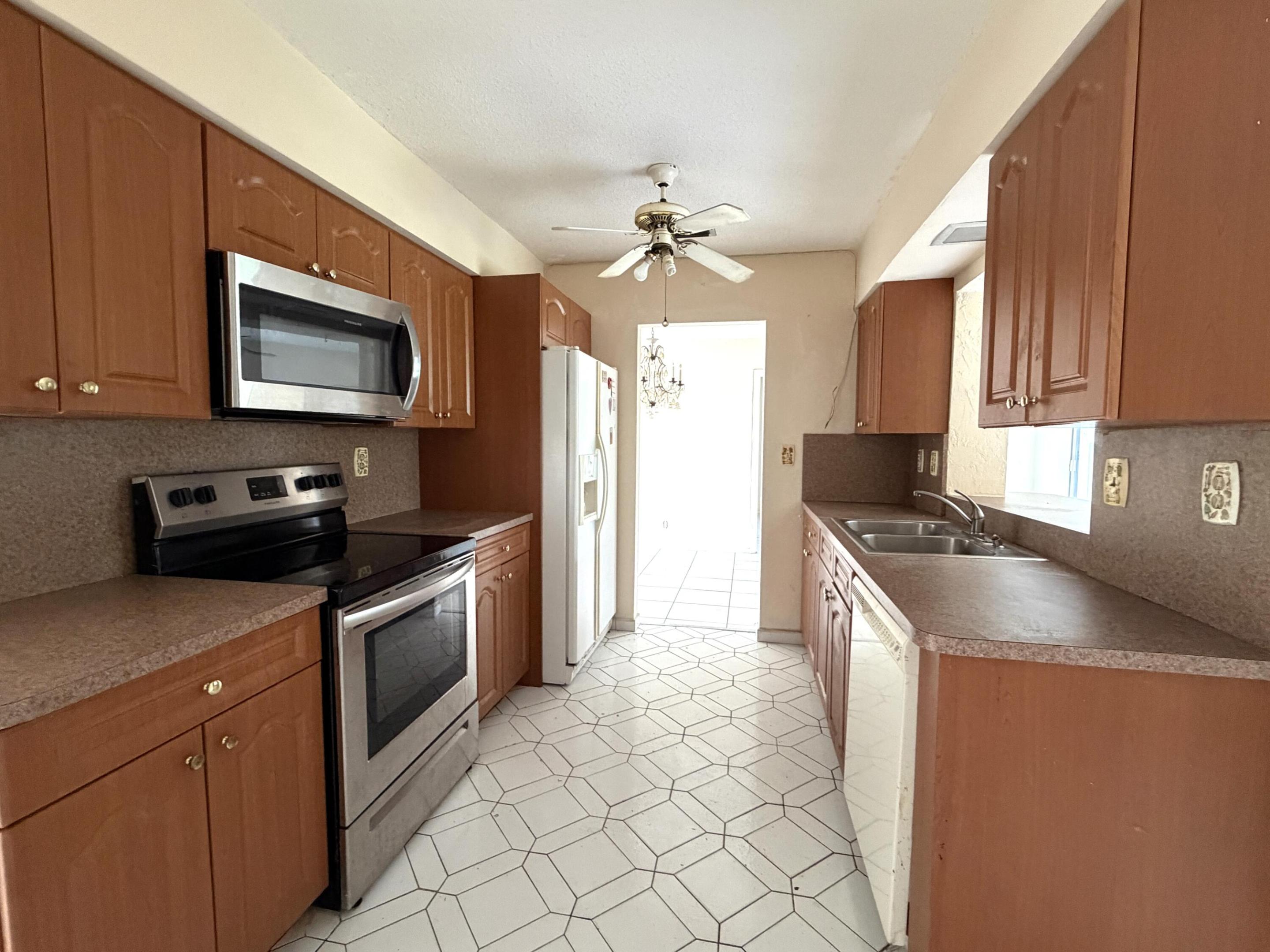 9210 NW 73rd Street, Tamarac, FL, 33321/$356,000 3 9210 NW 73rd Street