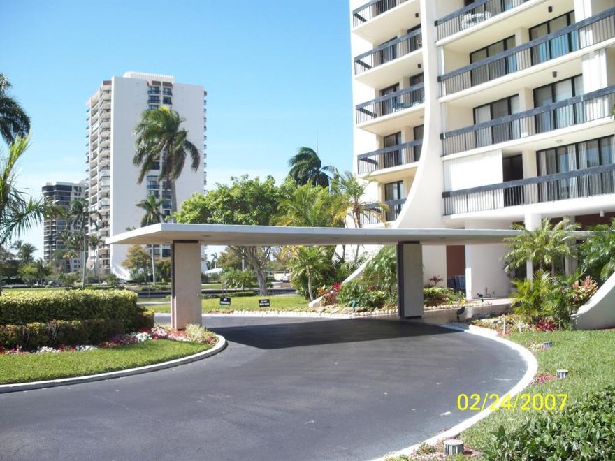 If you are looking for a perfect way to spend the winter in Florida you just found it. Totally renovated 2/2 on the 18th floor with million dollar views. Enjoy the sun in the daytime and lights of the city when the sun goes down.Bring your bathing suit and golf clubs and enjoy the Florida lifestyle.
The location is one of the best in Palm Beach county, Minutes to PBIA,,beaches,Palm Beach and walk to the OUtlet mall with shopping galore and restauants, The new Banyan Cay is scheduled to open soon and right in your backyard. DON'T WAIT IT WON'T LAST!!!