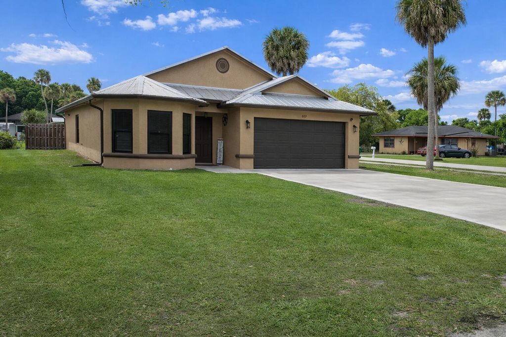 Photo of 809 SW 3rd Avenue, Okeechobee, FL 34974 (MLS # B26004563)