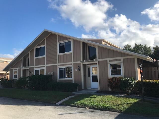 Freshly paint and ready to move in.Spacious 4 bedroom loft-style townhome in the heart of Jupiter...Pet friendly neighborhood...All ''A'' Schools from Elementary to High School... Short distance to the Beach!...Close to lost of Entertainment...Short distance to I95 and Turnpike. Primary room located downstairs.