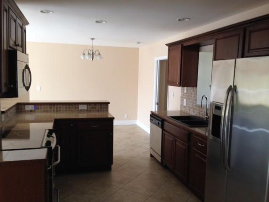 FANTASTIC 2 BEDROOM 2 1/2 BATHS TOWNHOUSE IN THE HEART OF CORAL SPRINGS,WALKING DISTANCE TO SCHOOLS. GREAT OPEN KITCHEN AND FLOOR PLAN. VAULTED CEILINGS.NO PETS.