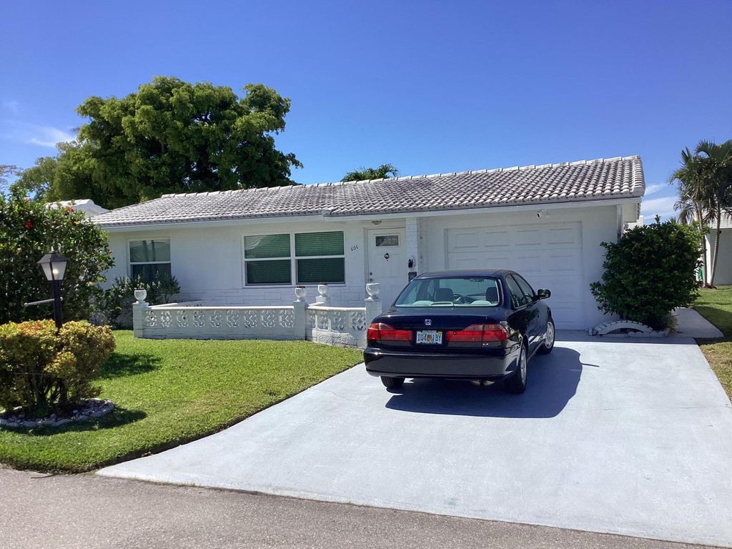 Photo of 606 SW 15th Street, Boynton Beach, FL 33426 (MLS # R11074794)