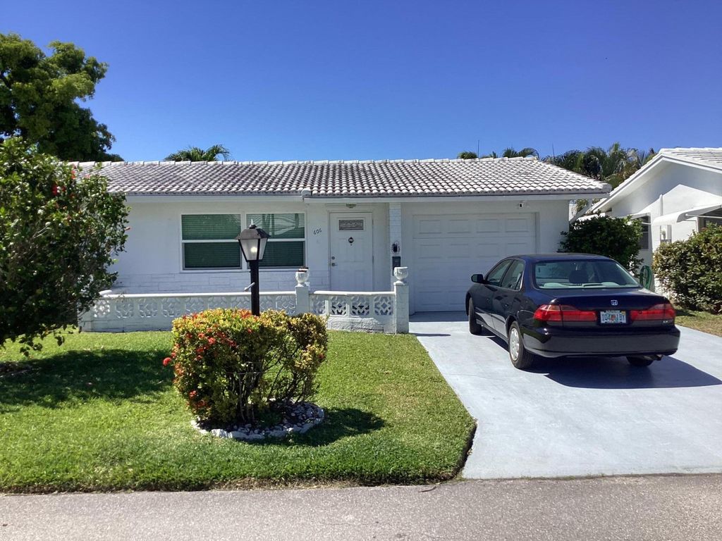 Photo of 606 SW 15th Street, Boynton Beach, FL 33426 (MLS # R11074794)