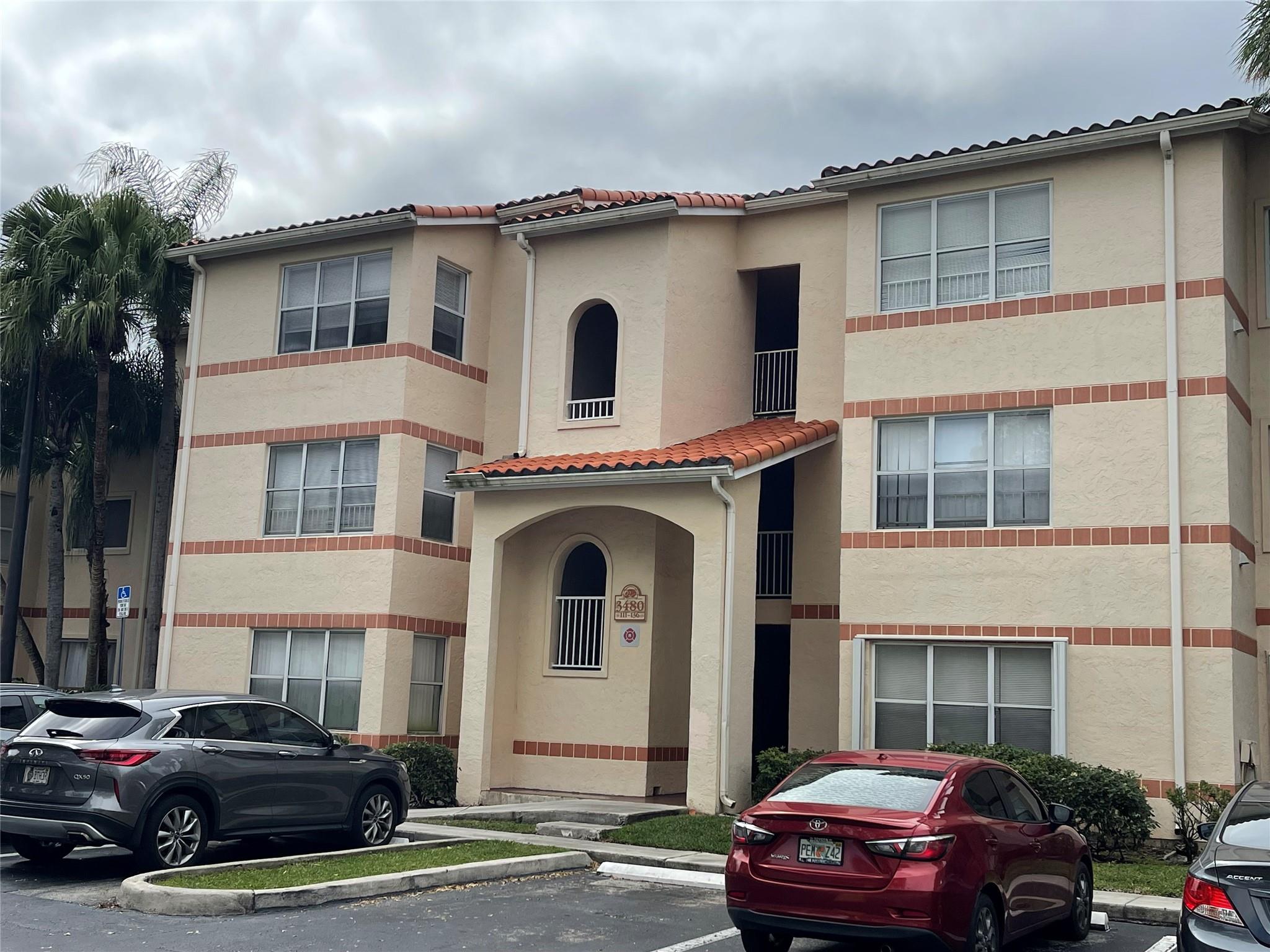 2 bed 1 bath updated Coral Key Condo. All ages. 3rd Floor vaulted ceiling. Full-Sized Washer/Dryer Inside the unit. Open floor plan, family/dining area, no carpet. Community offers two pools, fitness center and tennis courts. Easy to Show
Association requires 620 credit score. Application attached