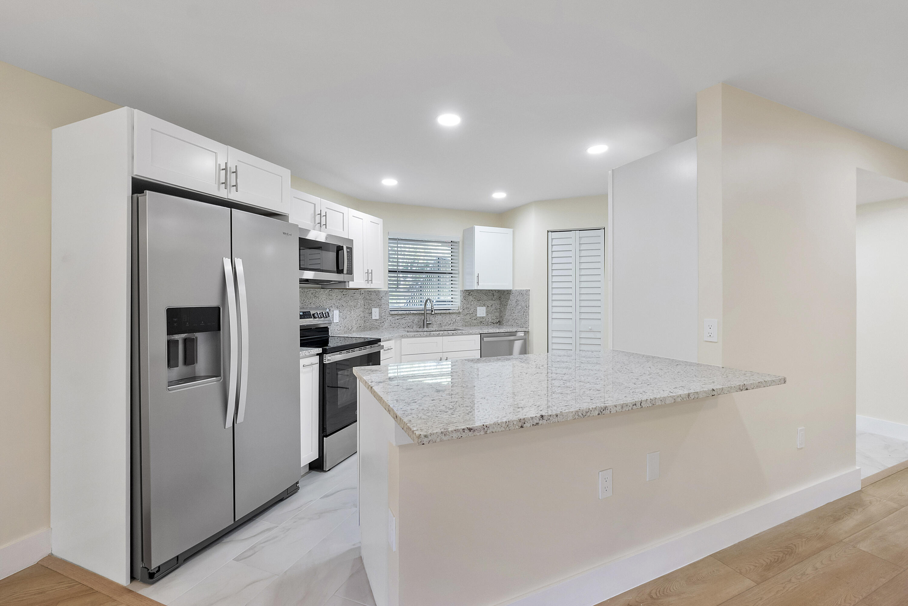 PLANTATION CLUB B CONDO - Residential