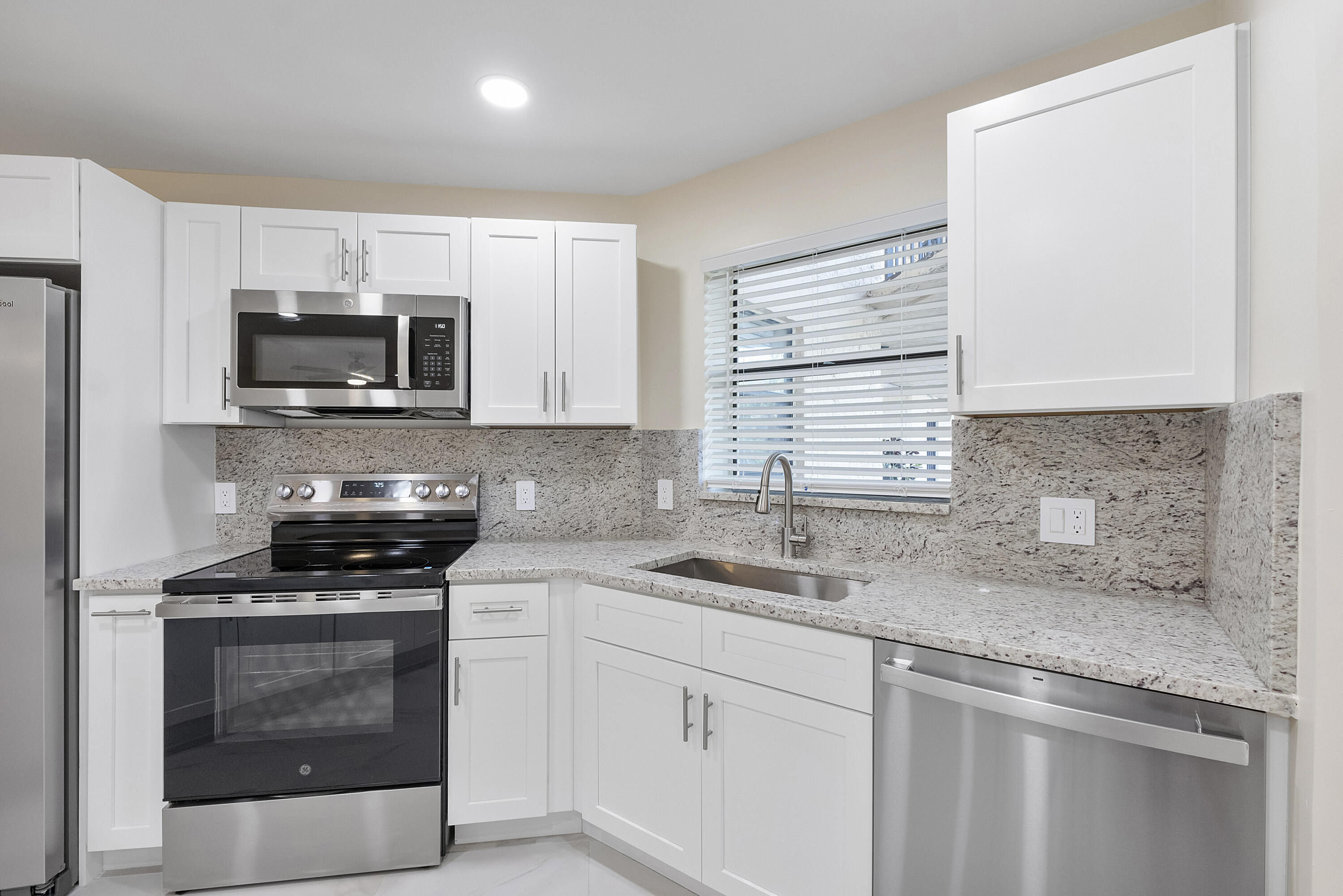 PLANTATION CLUB B CONDO - Residential