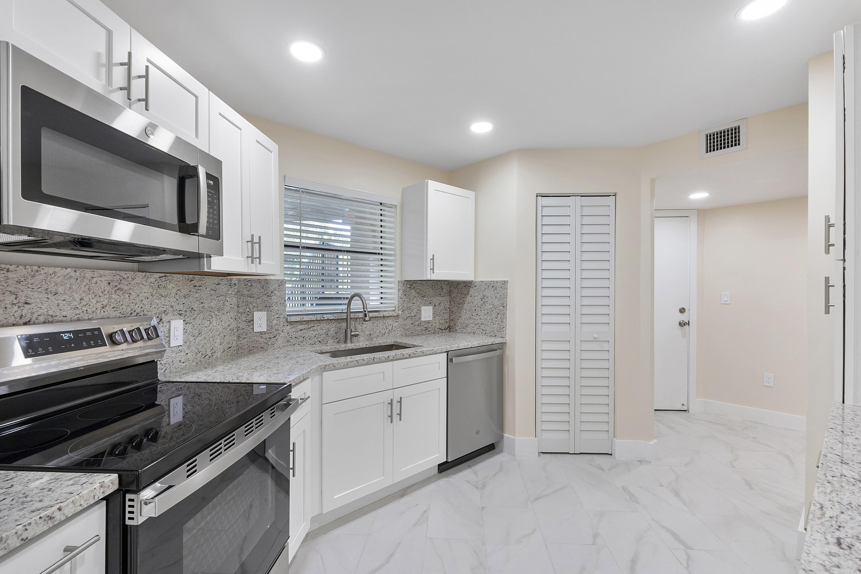 PLANTATION CLUB B CONDO - Residential