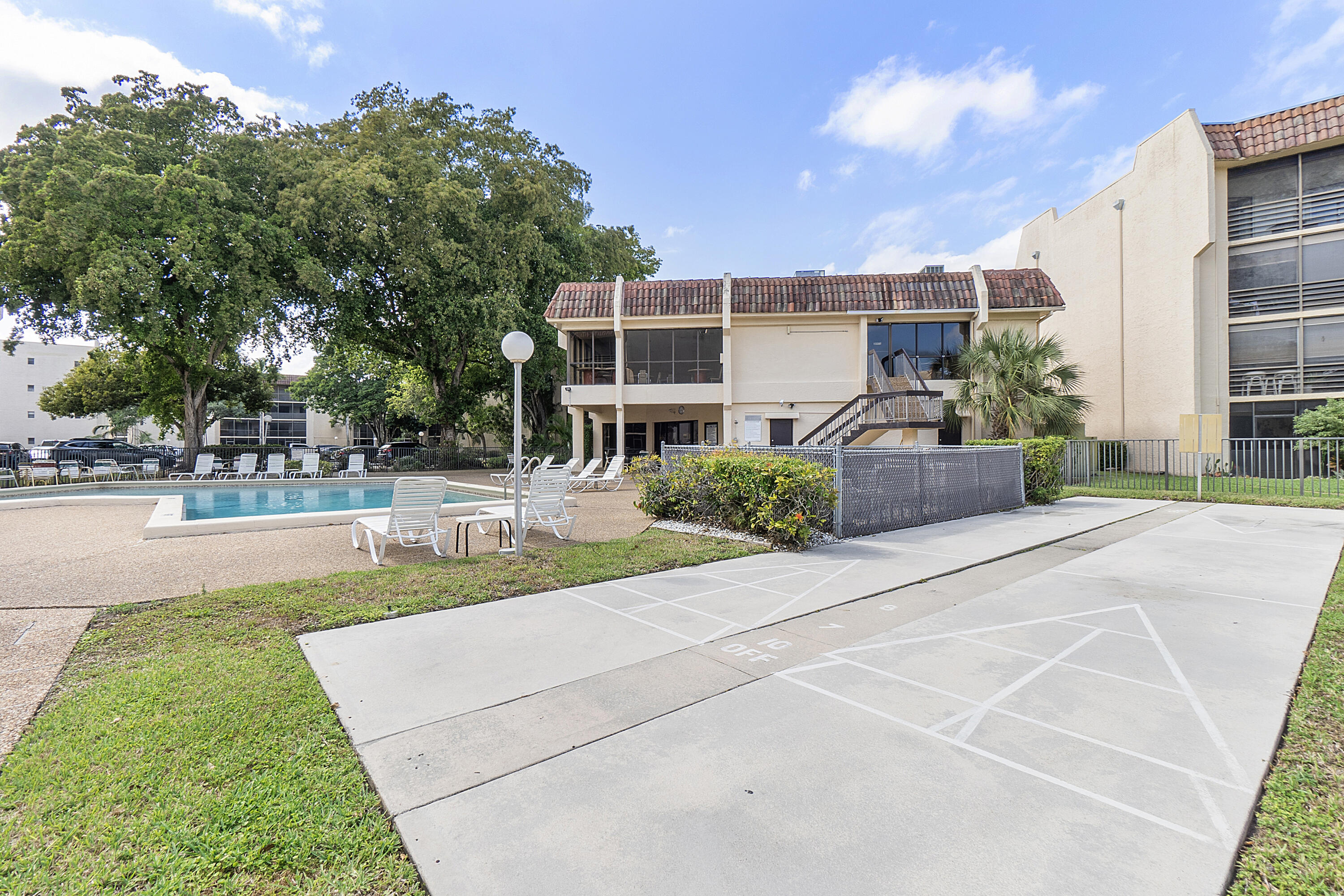 PLANTATION CLUB B CONDO - Residential