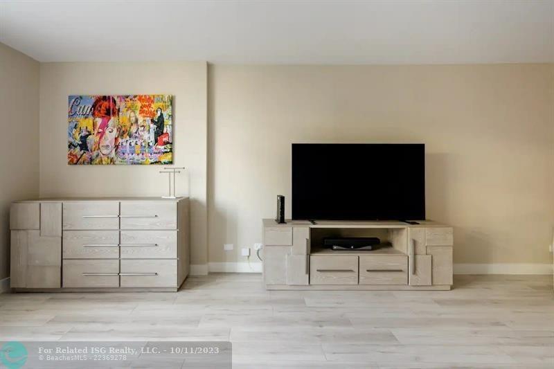 2301 Collins Ave 327