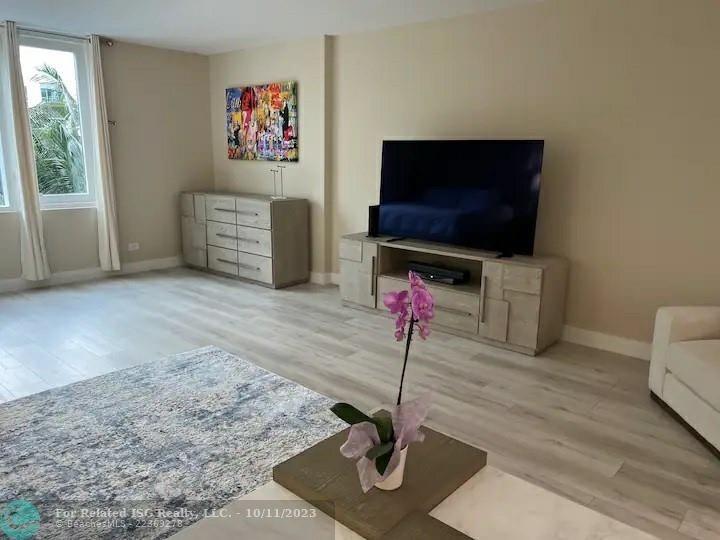 2301 Collins Ave 327