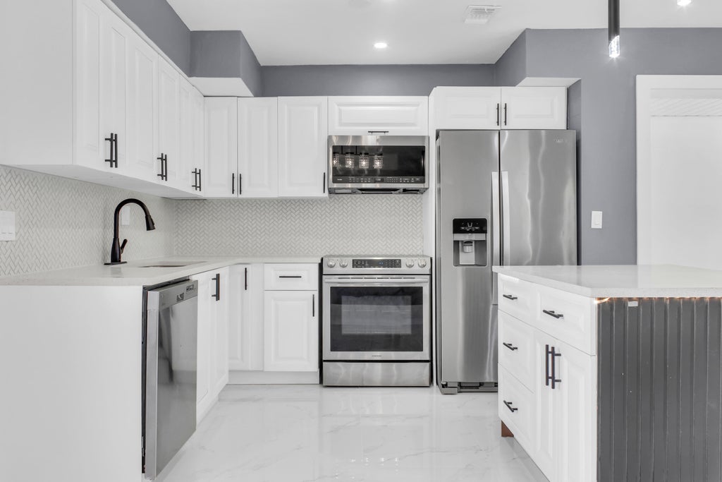 Photo of 915 SW 3RD Street, Boynton Beach, FL 33435 (MLS # B26071858)