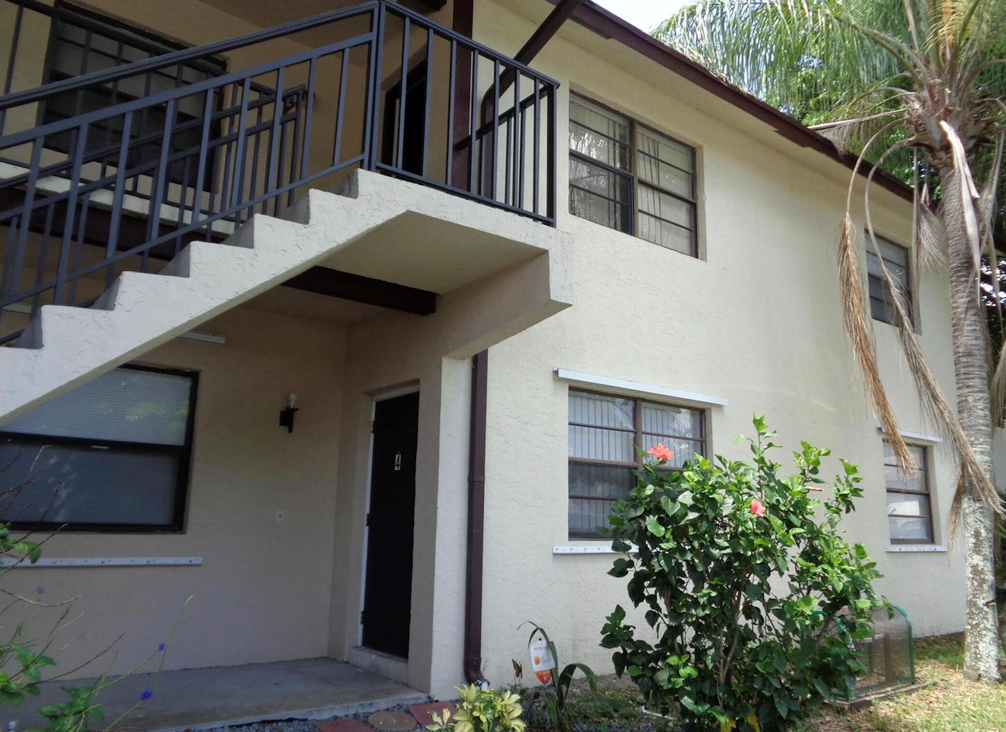 Great LOCATION in the heart of Lake Worth! This 2nd-floor corner unit offers comfort and convenience with laminate flooring throughout, central A/C. Includes washer, dryer, and refrigerator--making it truly move-in ready.Monthly condo fee includes water, sewer, and garbage. Just five minutes from Palm Beach State College, close to shopping centers, major highways (Turnpike & I-95), and Palm Beach International Airport. You're also only 20 minutes to the beach, downtown West Palm Beach.