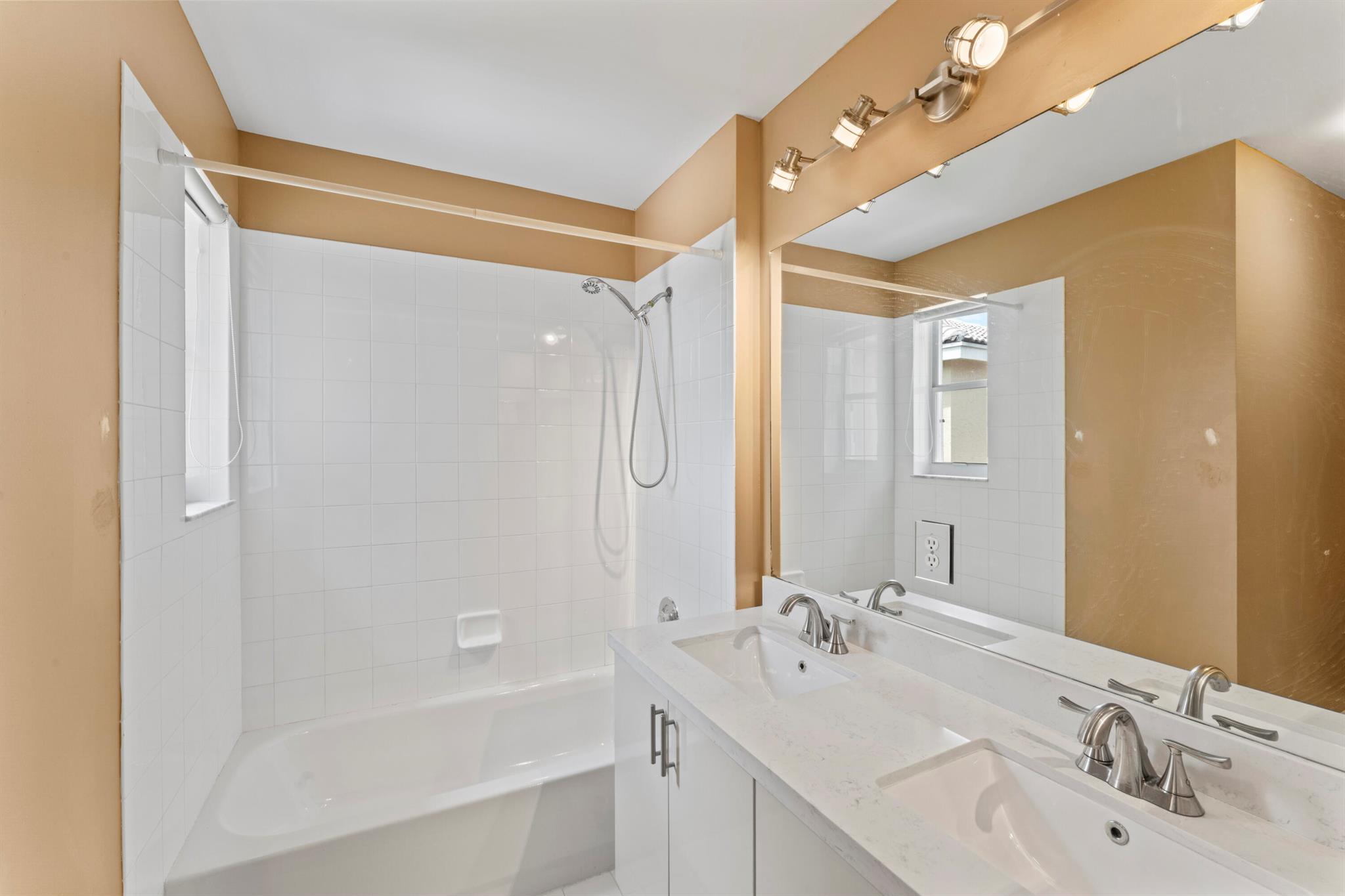 SAPPHIRE SHORES SILVER LA - Residential