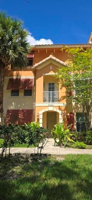 Enjoying this Remodeled beautiful Townhouse in the heart of Coconut Creek Community. This 4 bedroom, 3.5 bathroom. Kitchen, dining room, living room, Dryer, Washer, Dishwasher and Stainless steel appliances, two car garage close to the Mall and the I-95. Don't miss this opportunity to live in a quiet Coconut Creek Community. the association requirements: 670 credit score and 58,000 of income.