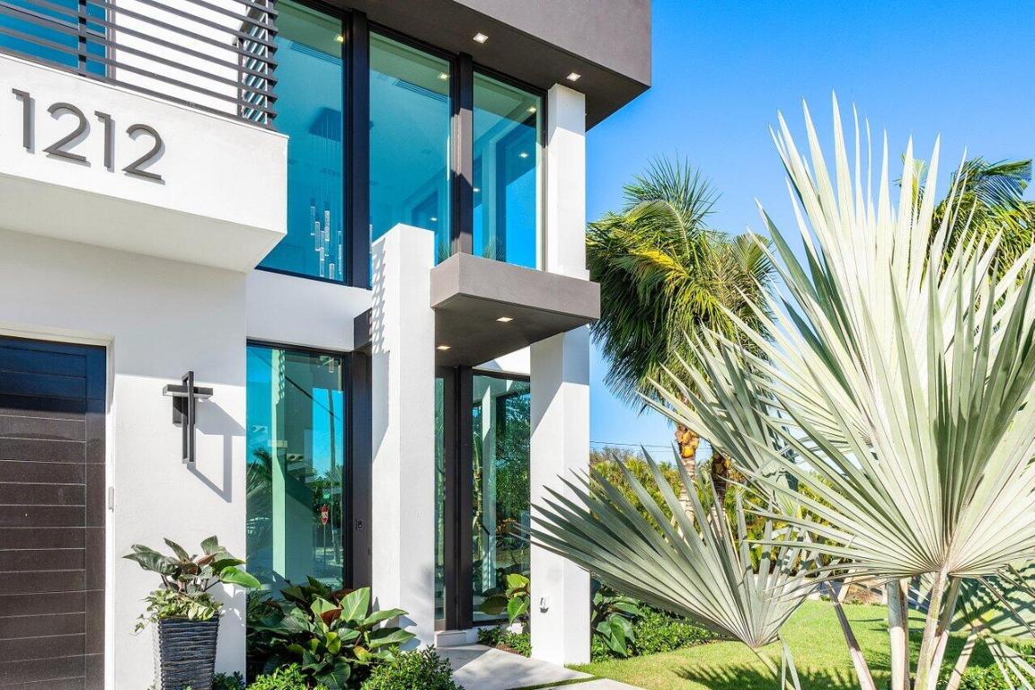 1212 NE 8th Avenue NE