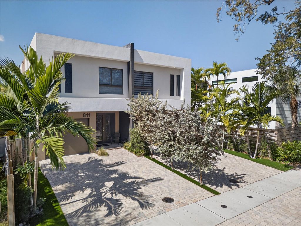 Photo of 811 SW 10th Terrace, Fort Lauderdale, FL 33315 (MLS # B26016890)