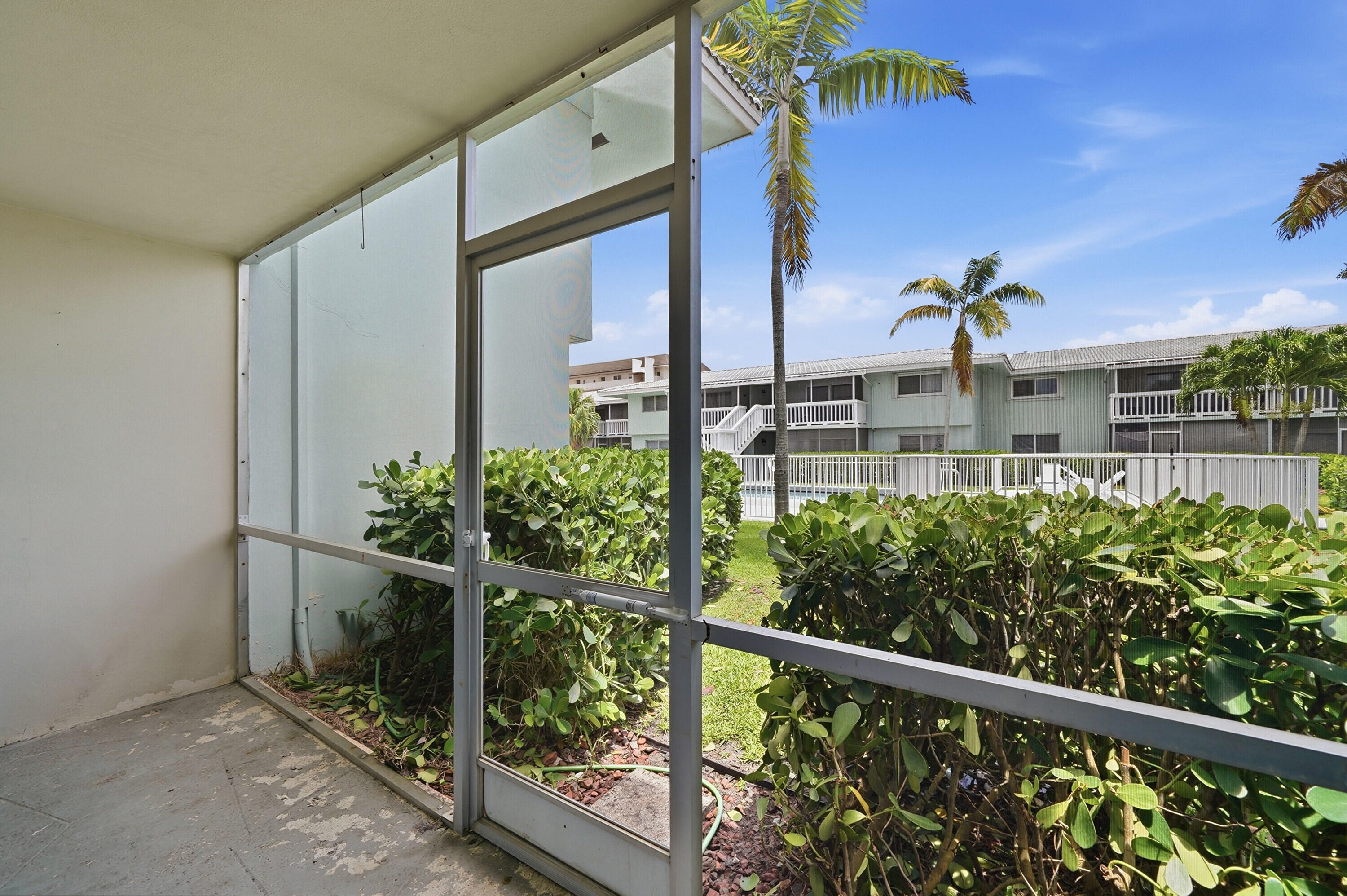 RIVER HOUSE GARDENS CONDO - Residential