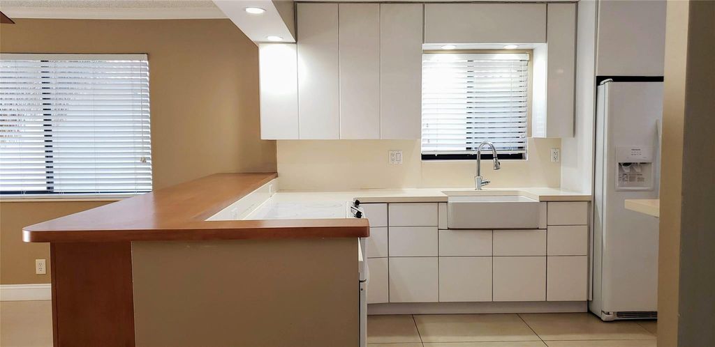 Photo of 331 Lakeview Drive #206, Weston, FL 33326 (MLS # B26020966)