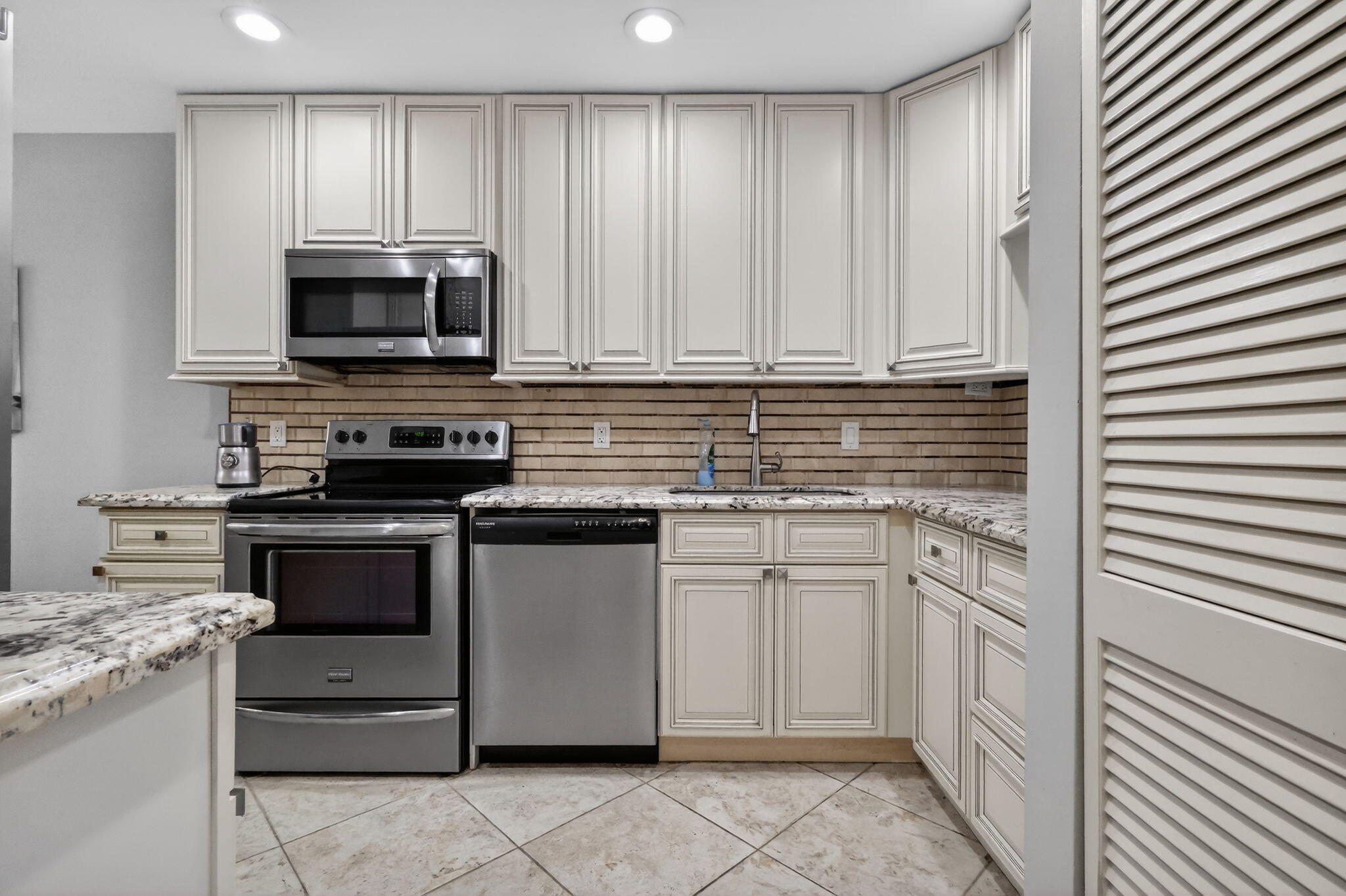 STRATFORD AT HUNTERS RUN CONDO - Residential