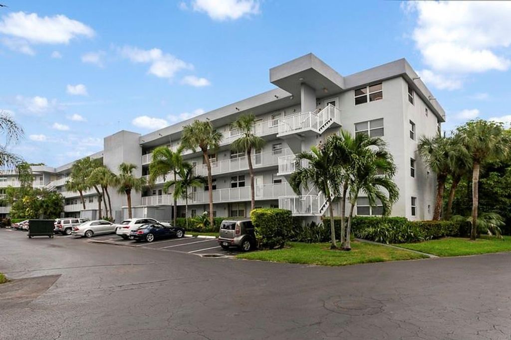 Photo of 102 Royal Park Drive #3F, Oakland Park, FL 33309 (MLS # F10535248)