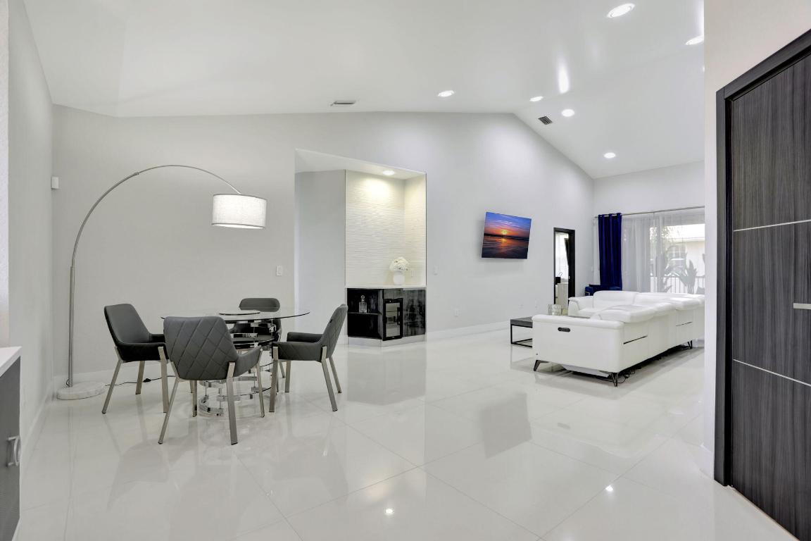 VILLA SONRISA CONDO - Residential