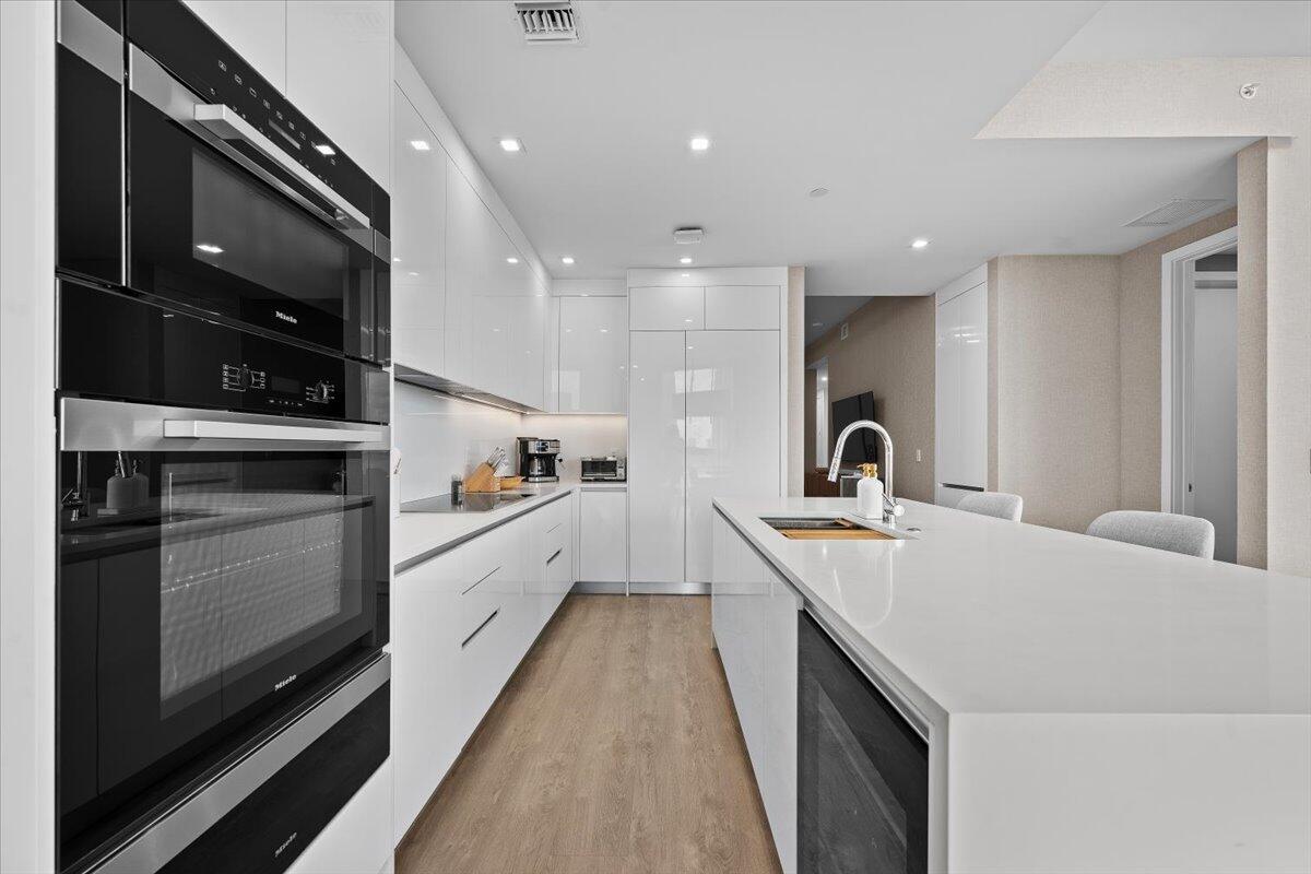 NAUTILUS 220 CONDOMINIUM - Residential Lease