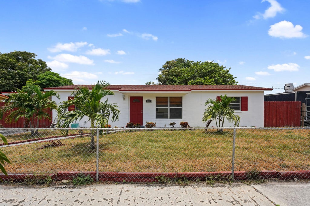 Photo of 333 NW 2nd Court, Deerfield Beach, FL 33441 (MLS # R10813965)