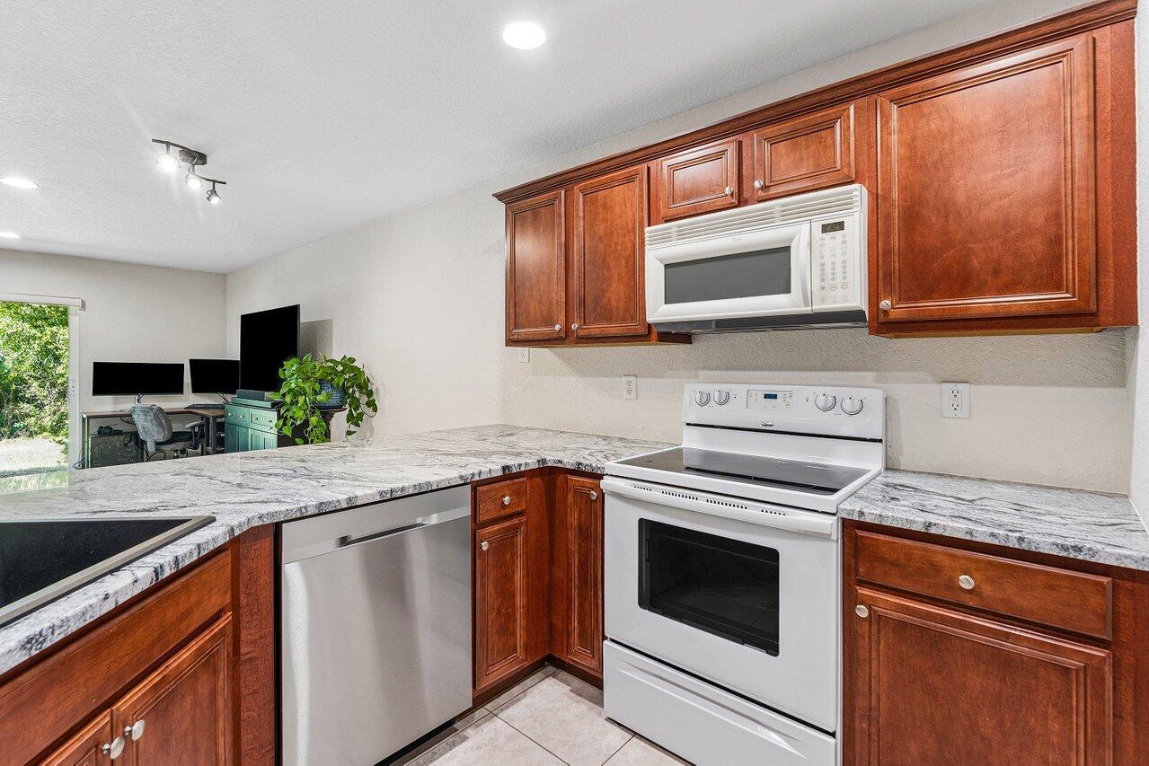 LEXINGTON LAKES - Residential