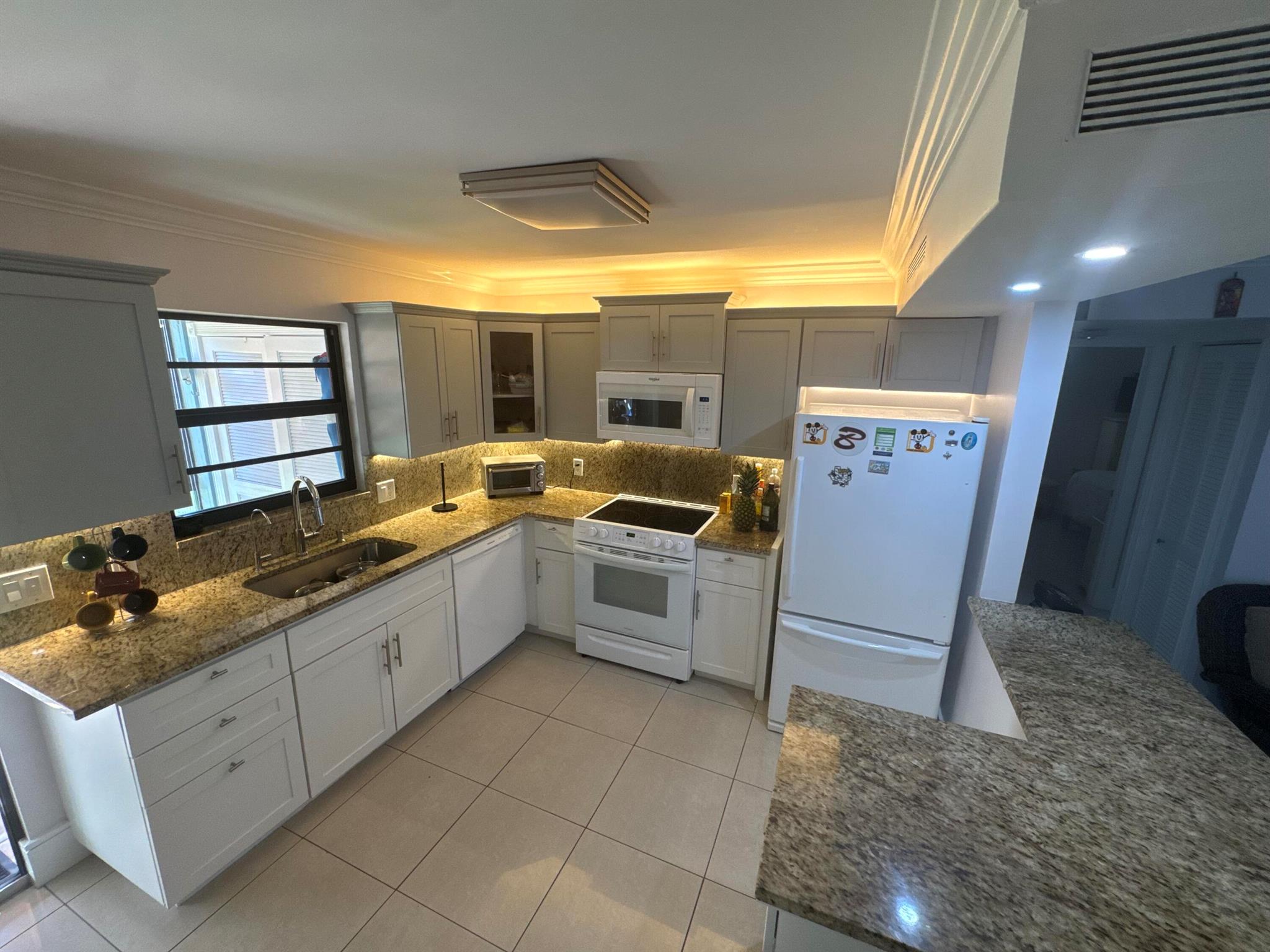 SHERWOOD VILLAGE COND DEC - Residential