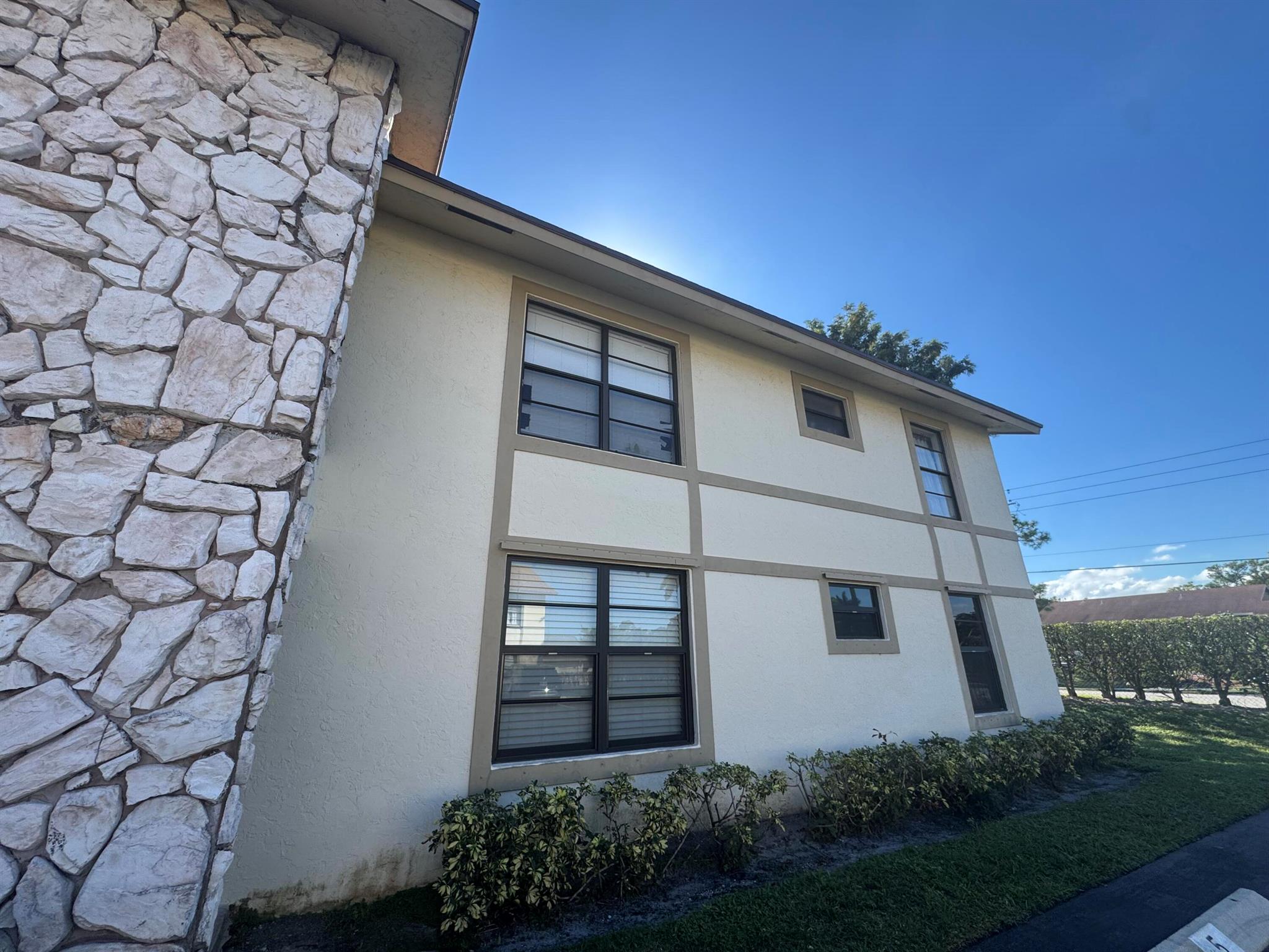 SHERWOOD VILLAGE COND DEC - Residential