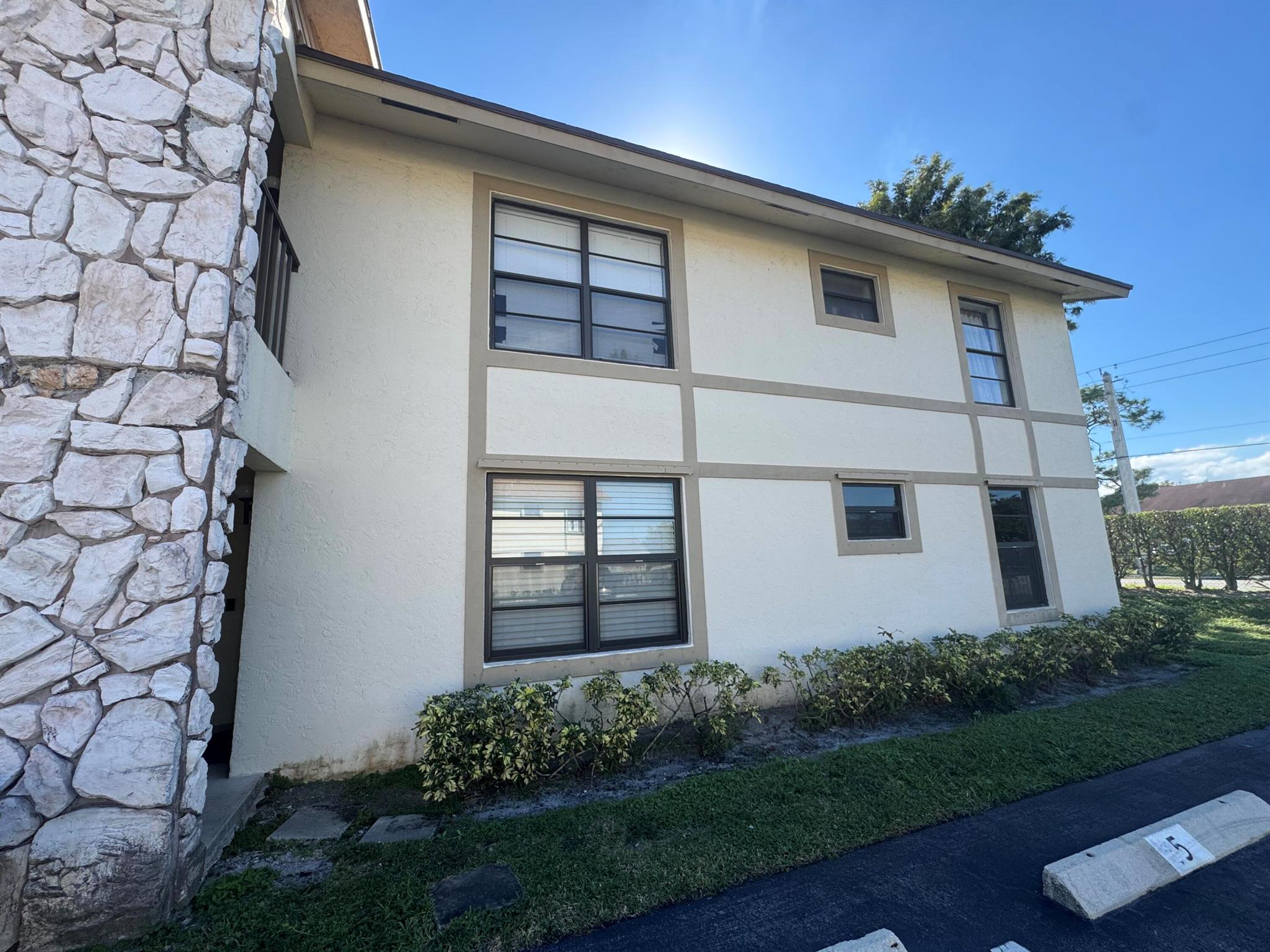 SHERWOOD VILLAGE COND DEC - Residential