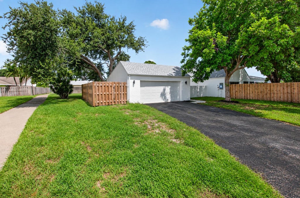 Photo of 905 NW 21ST Way, Delray Beach, FL 33445 (MLS # B26075282)