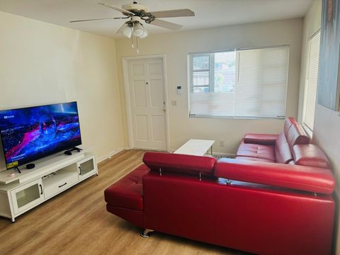 958 W 4th St Riviera Beach FL 33404