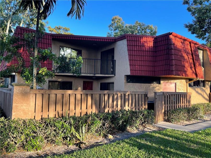NICE 2/2.5 TOWNHOUSE IN THE HEART OF BOCA RATON. TITLE FLOORS IN THE FIRST FLOOR AND LAMINATE IN THE BEDROOMS.