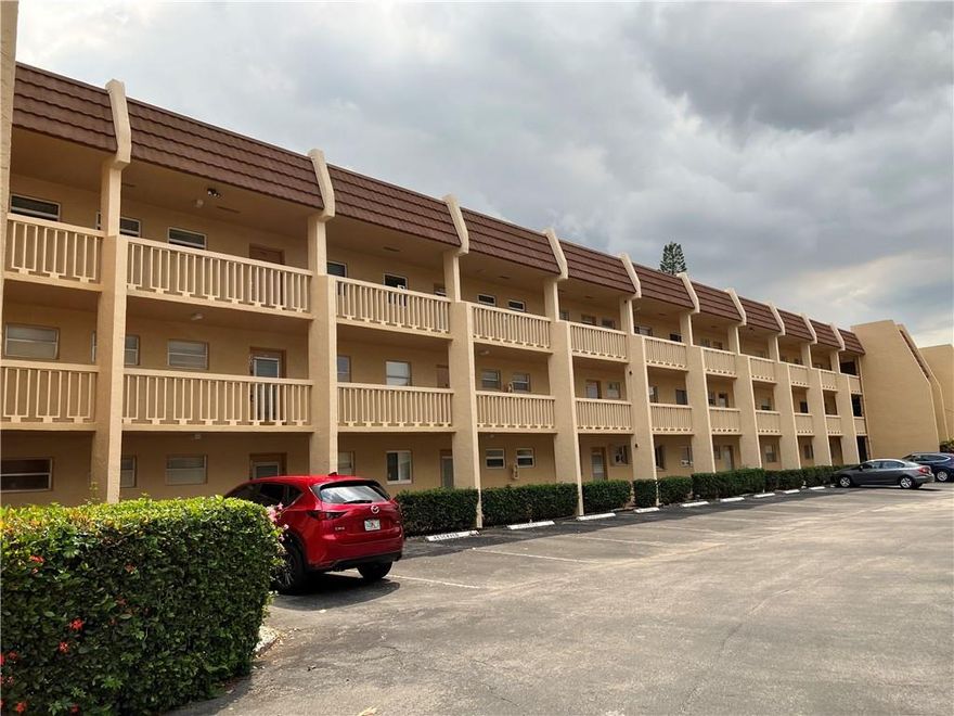 This very spacious and open 1 bedroom, 1 1/2 bathroom condo FEATURES : new laminate floors, AC 1 yo and refrigerator 2 yo. The community is highly sought after Royal Palm Gardens in Margate! Enjoy your screened in patio. Laundry facilities on site. It is a resort style, 55+ community that offers tennis, a community pool, & shuffle board!