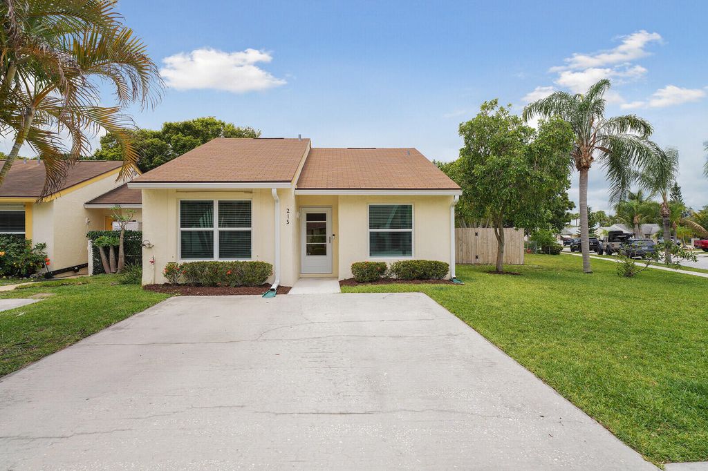 Photo of 215 Palmetto Court, Jupiter, FL 33458 (MLS # B26023745)