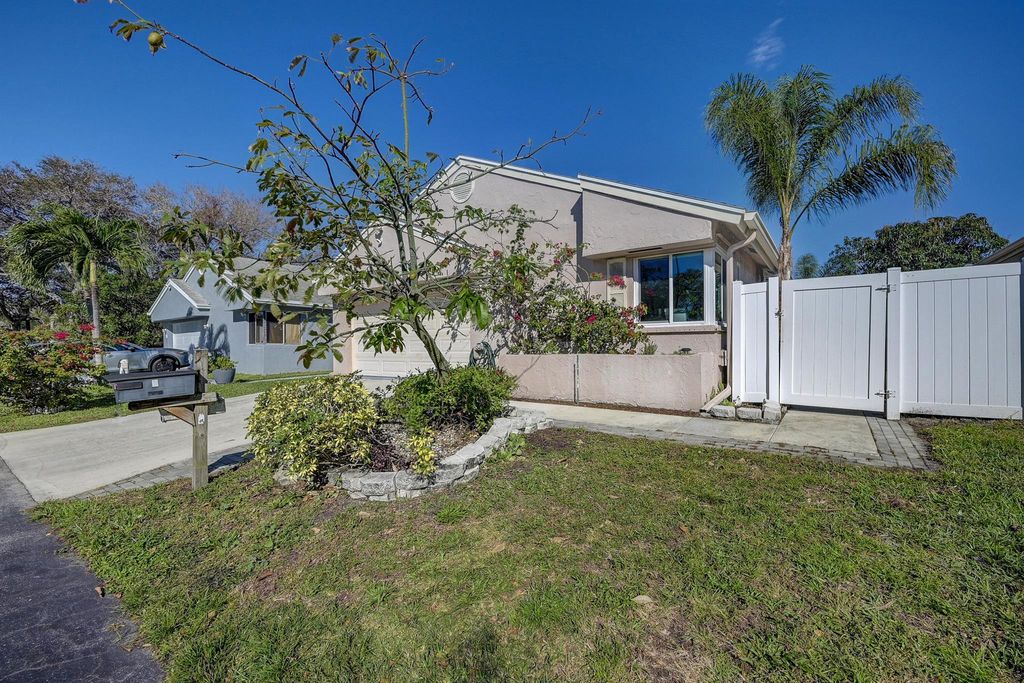 Photo of 3 E Chesterfield Drive, Boynton Beach, FL 33426 (MLS # R10955268)