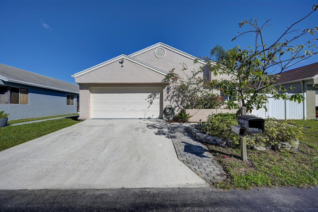 Photo of 3 E Chesterfield Drive, Boynton Beach, FL 33426 (MLS # R10955268)
