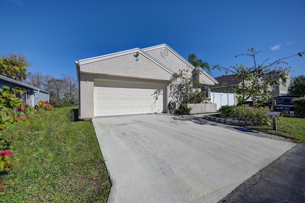 Photo of 3 E Chesterfield Drive, Boynton Beach, FL 33426 (MLS # R10955268)