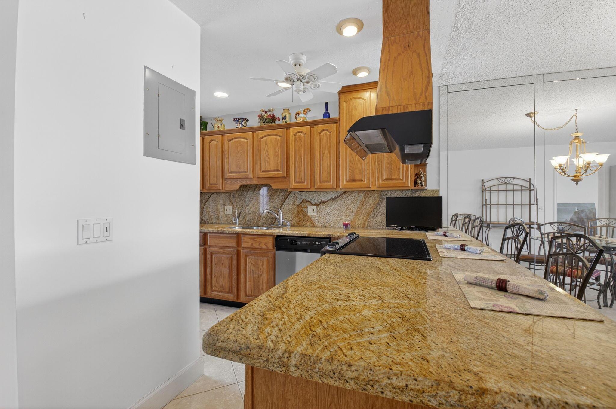 1111 Lemon Tree Terrace 204, Delray Beach, FL, 33445/$182,500 2 1111 Lemon Tree Terrace 204