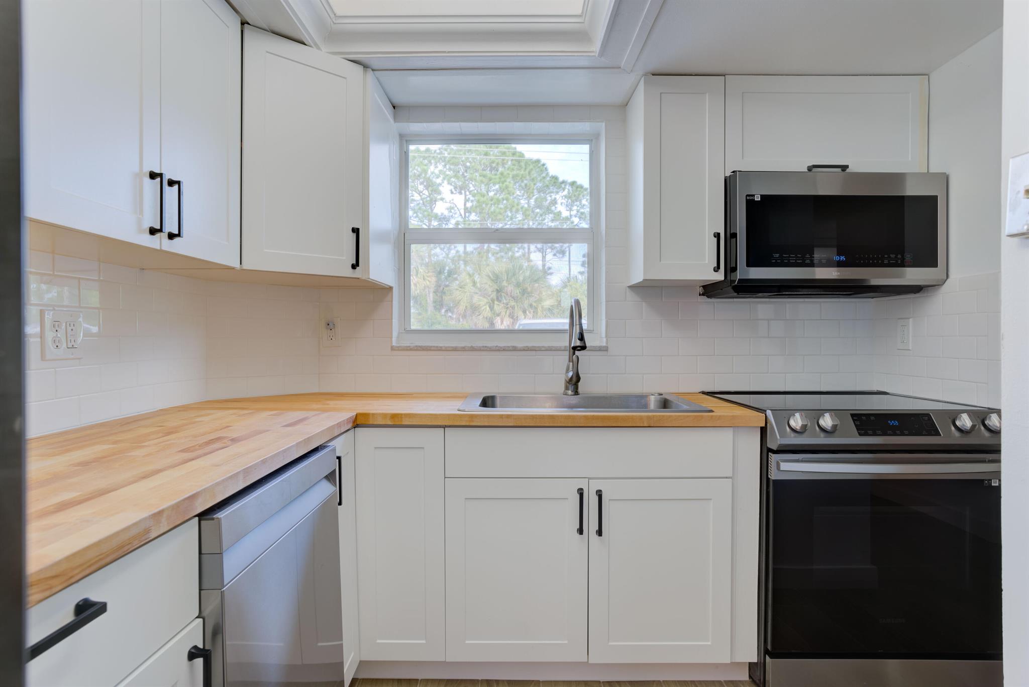 THE LITTLE CLUB CONDO - Residential Lease