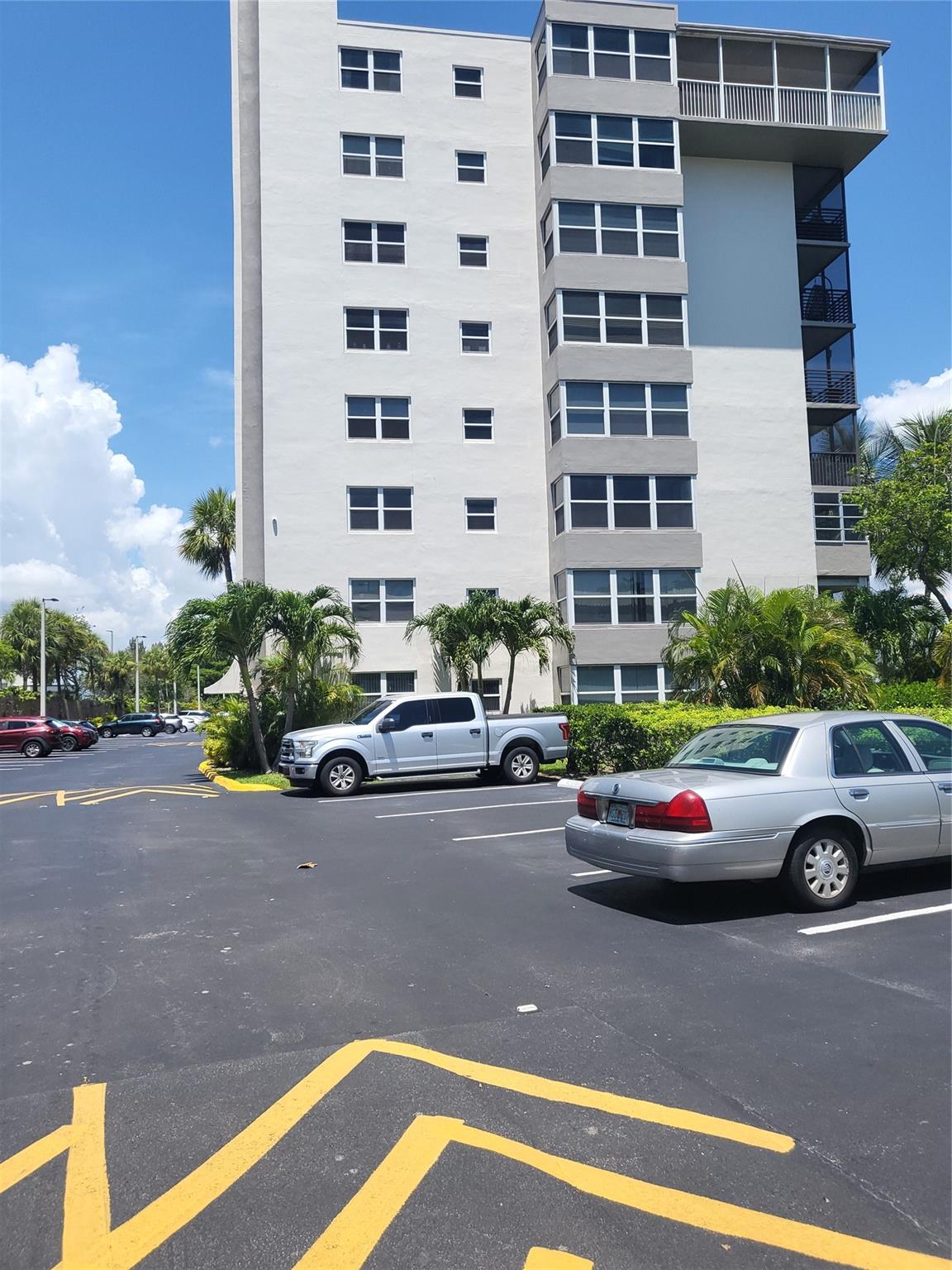 1075 NE Miami Gardens Dr 706